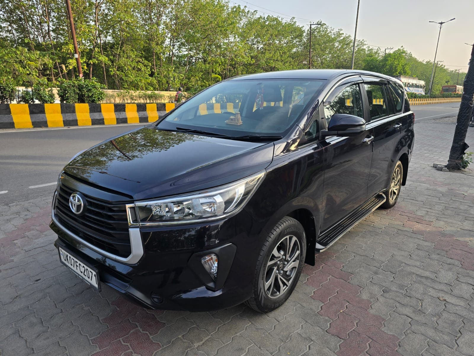 Toyota Innova Crysta 2.4 GX (O) AT — Front 3/4 View